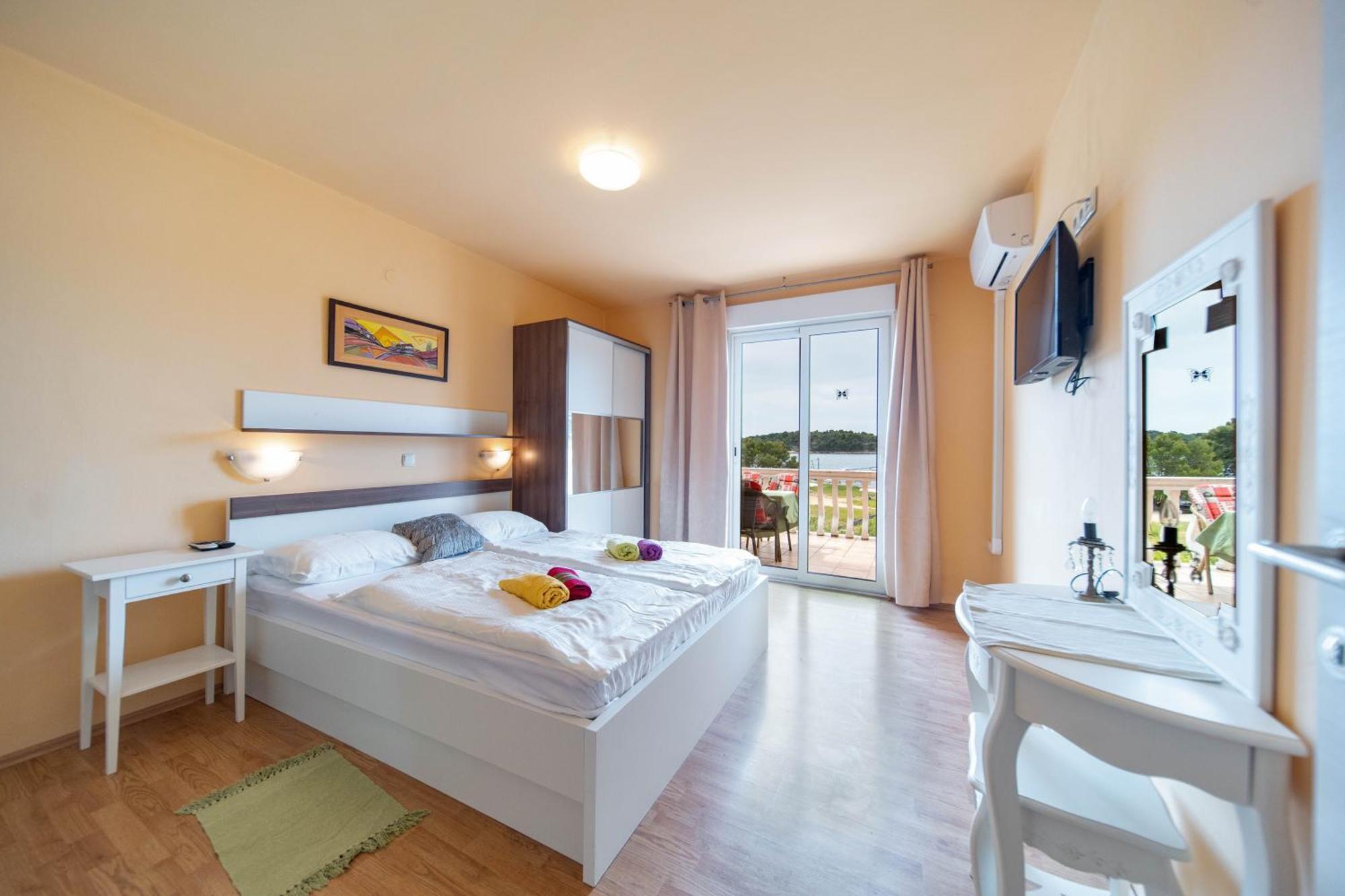 Guesthouse Mira Rab Town Ngoại thất bức ảnh