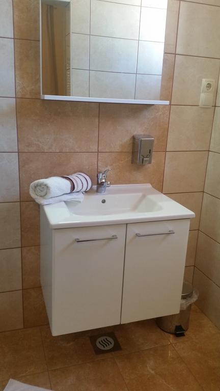 Guesthouse Mira Rab Town Ngoại thất bức ảnh